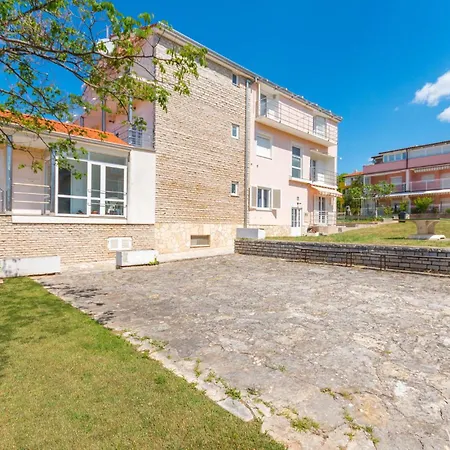 Lovely In Sveti Filip i Jakov