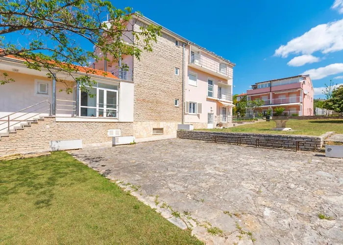 Lovely In Sveti Filip i Jakov